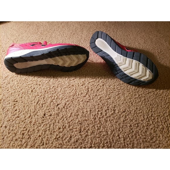 New balance pink running shoe - Picture 2 of 3